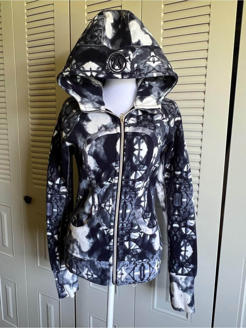 Lululemon Scuba Hoodie - Ink Blot White & Deep Indigo - Size 4